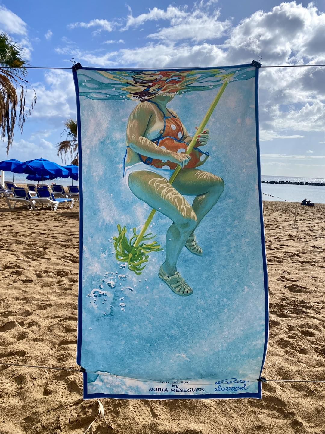 Exposición de toallas en Las Teresitas