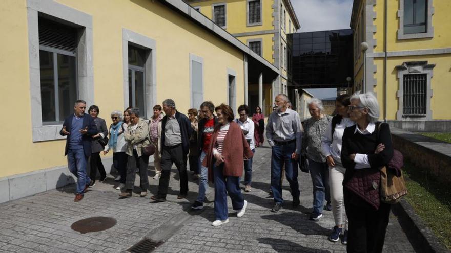 La visita organizada por LibrOviedo al Archivo Histórico de Asturias. | FERNANDO RODRÍGUEZ