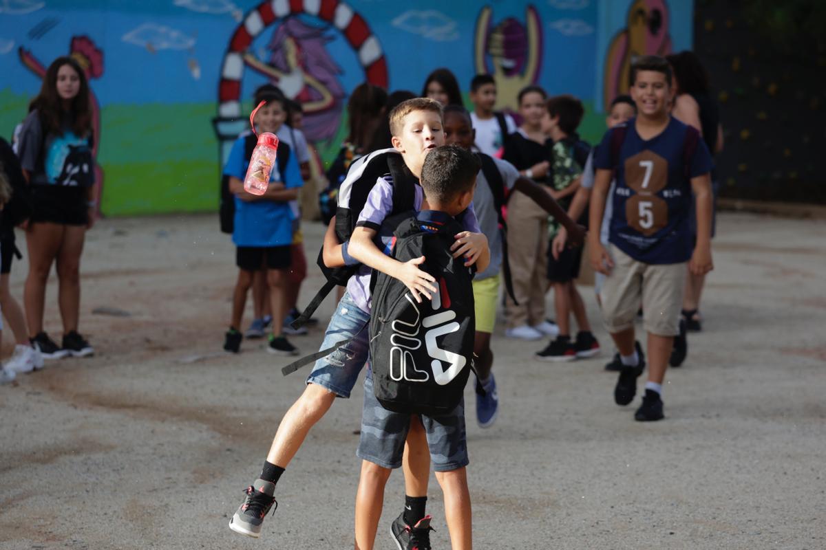 Los alumnos vuelven a las aulas en el colegio Josep Carner de Badalona