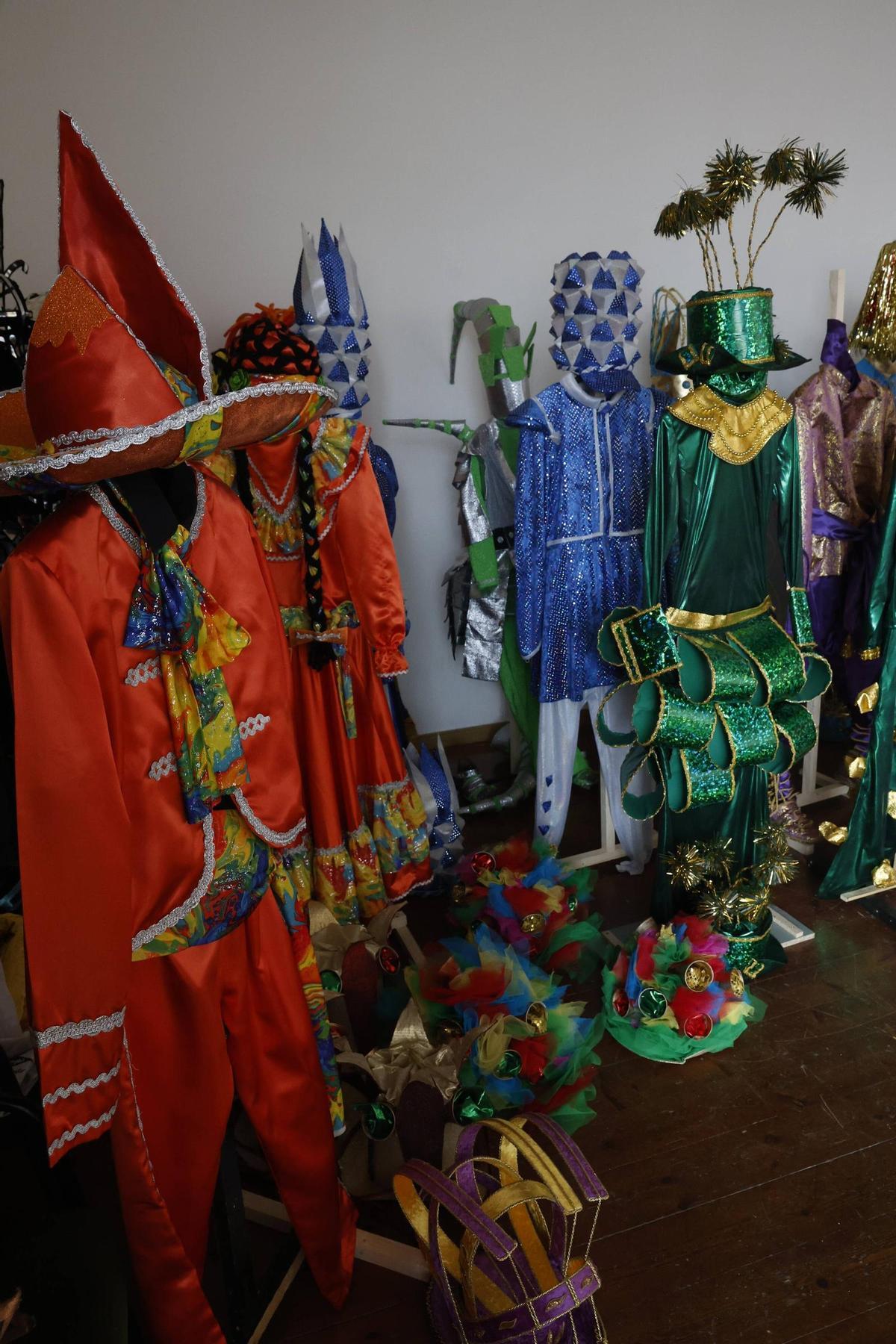 Los preparativos de la exposición de la charanga gijonesa "Los Restallones" por sus 25 años, en imágenes
