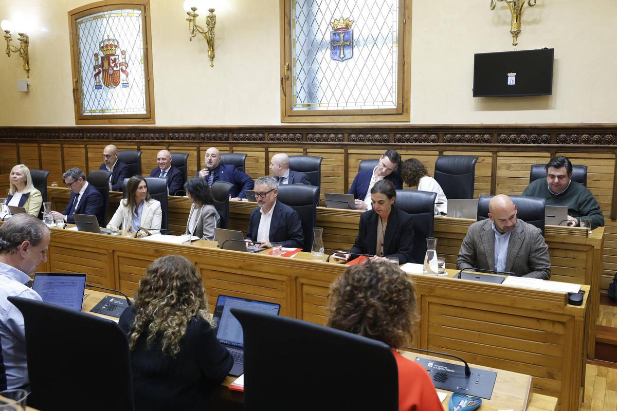 El Pleno municipal de abril en Gijon, en imágenes