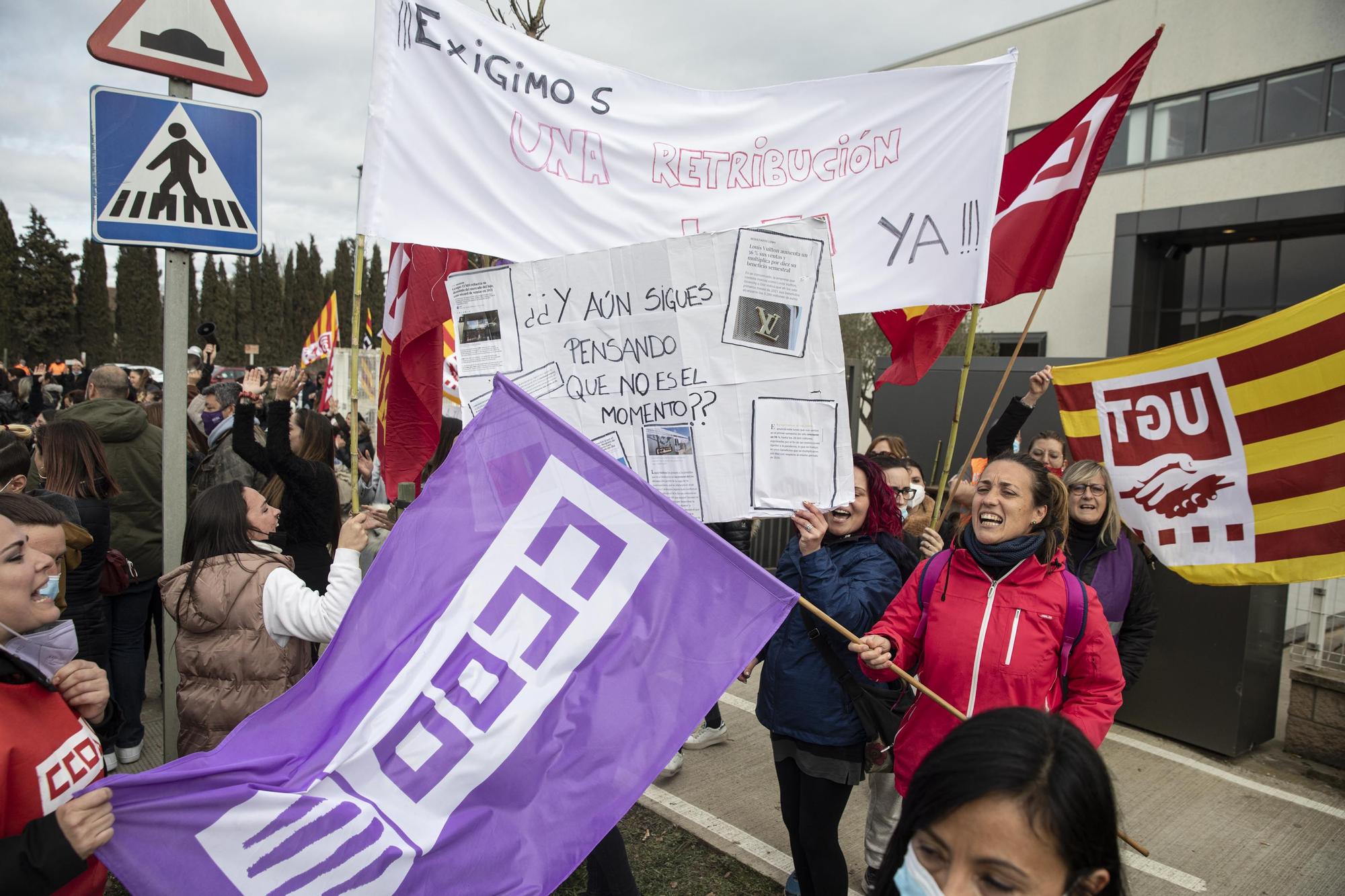 Protesta davant la fàbrica de Louis Vuitton a Campllong