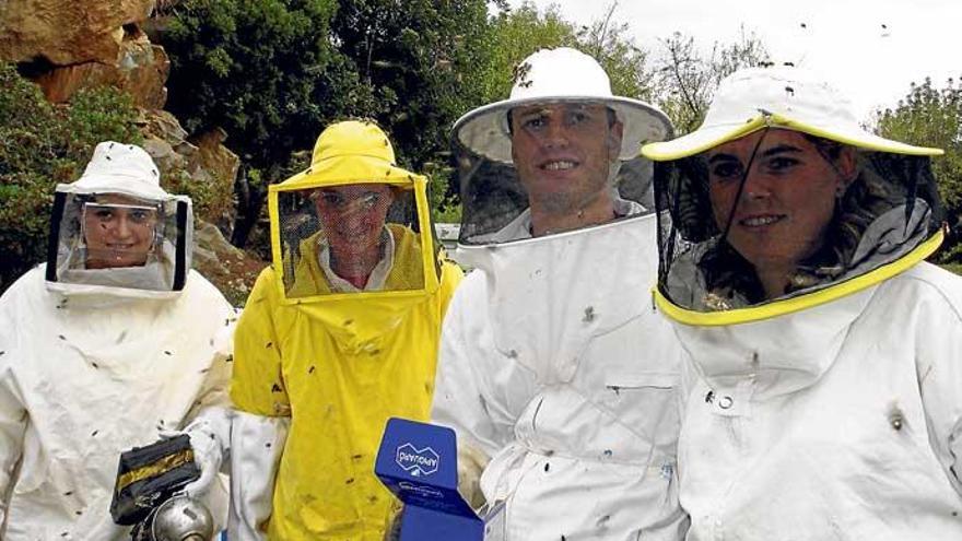 Juan Manuel Vergara (2. v. re.) mit anderen Imkern bei der Behandlung eines Bienenvolkes gegen den Milbenschädling.