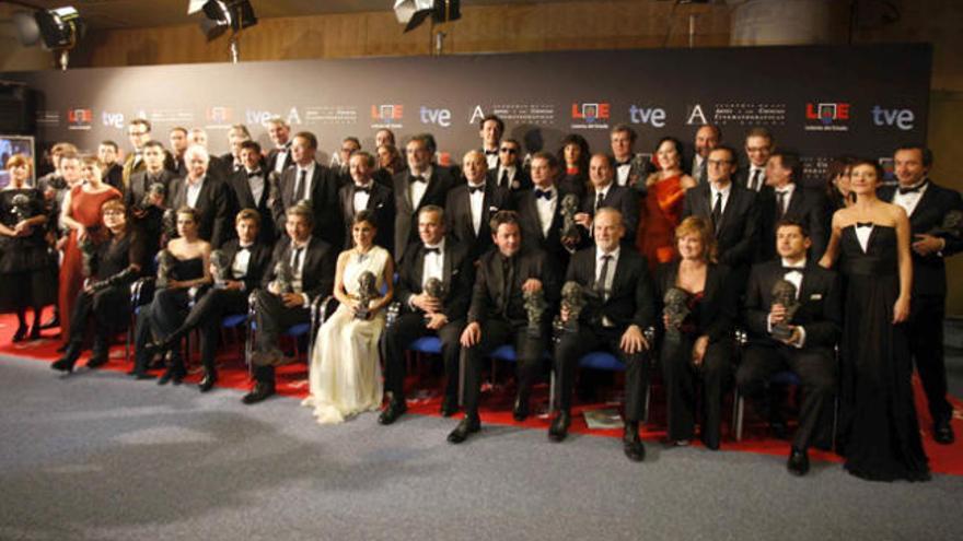 Foto de familia de los premiados en los Goya 2012