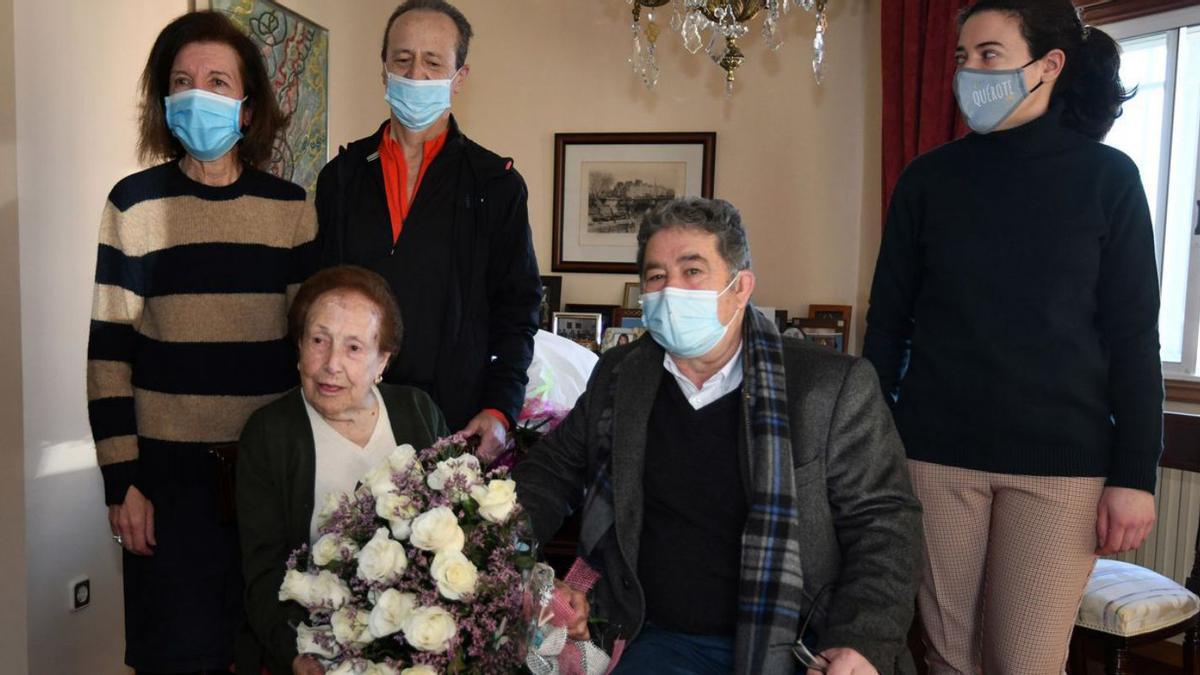 Asunción Solís Ricoy cumple 107 años y recibe flores de Lores | GUSTAVO SANTOS