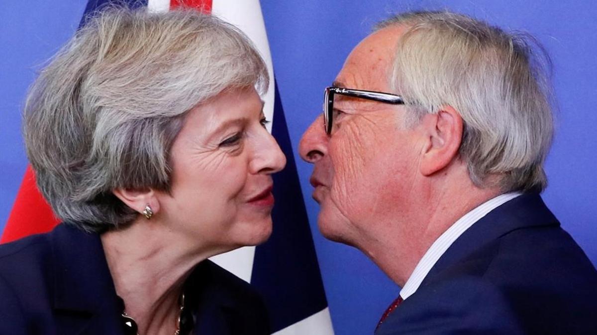 Saludo entre Theresa May y Jean-Claude Juncker.