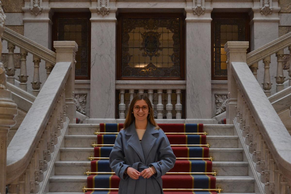 Júlia Calvet, responsable nacional de Juventud de Vox, en la Junta General del Principado.