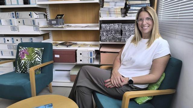 La nueva senadora por Eivissa y Formentera posa en la biblioteca Marià Villangómez de Sant Francesc. | P.M.V.