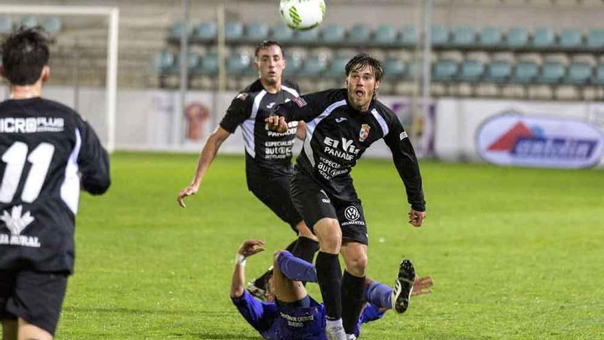 Álvaro de la Iglesia, a punto de controlar un balón.