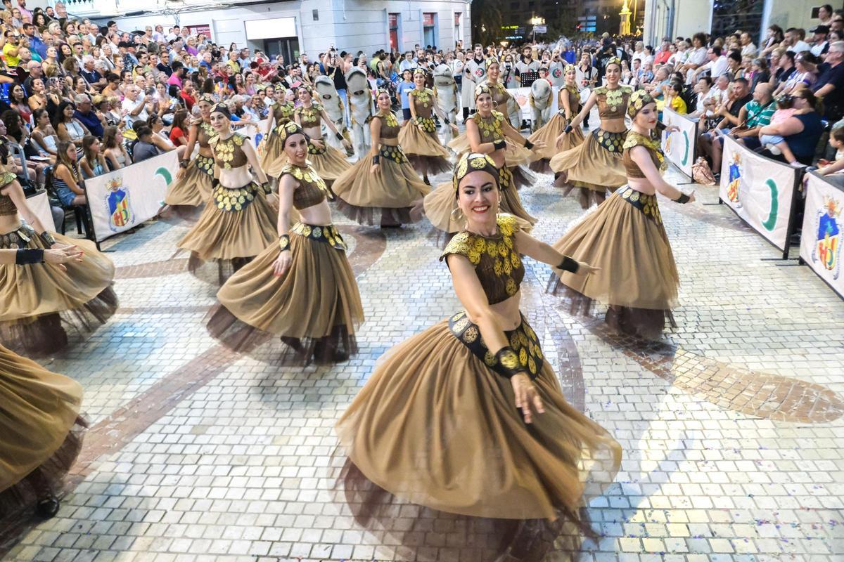 Un momento de la Entrada Mora, a su paso por la Plaça de Baix.
