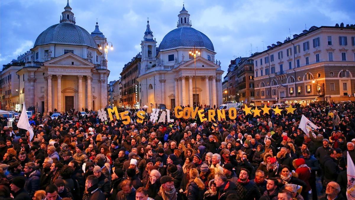 La Piazza del Popolo, de Roma, llena a rebosar en el último acto electoral del M5S, el viernes 2 de marzo.