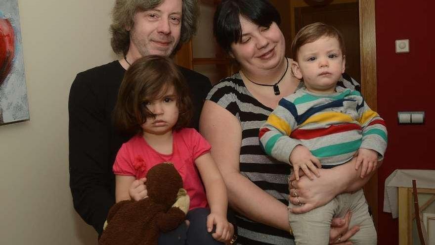 Fernando e Iria con dos de sus tres hijos, los más pequeños: Ygrayne y Javier.  // Rafa Vázquez