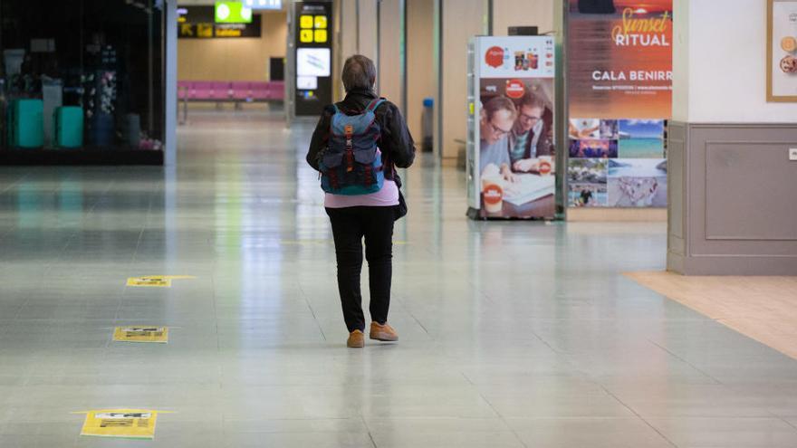 Un pasajero en el aeropuerto en marzo de este año.