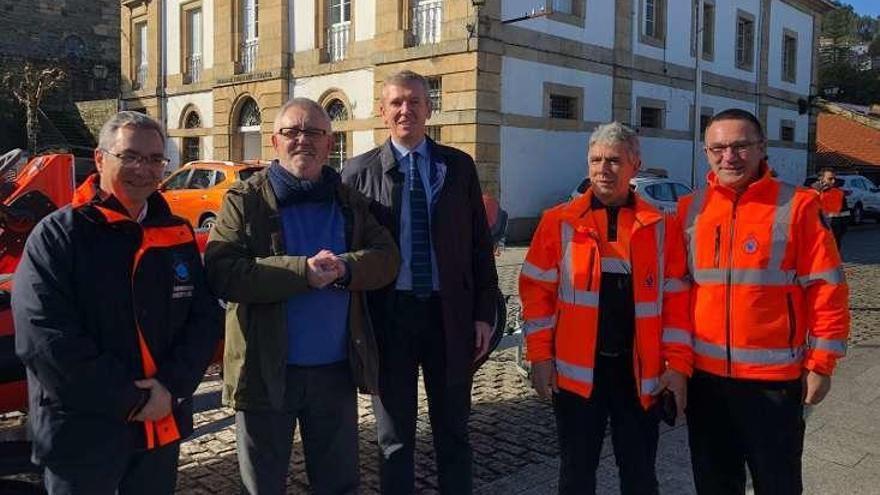 Menor, Pazos y Rueda, ayer, con efectivos de Protección Civil.