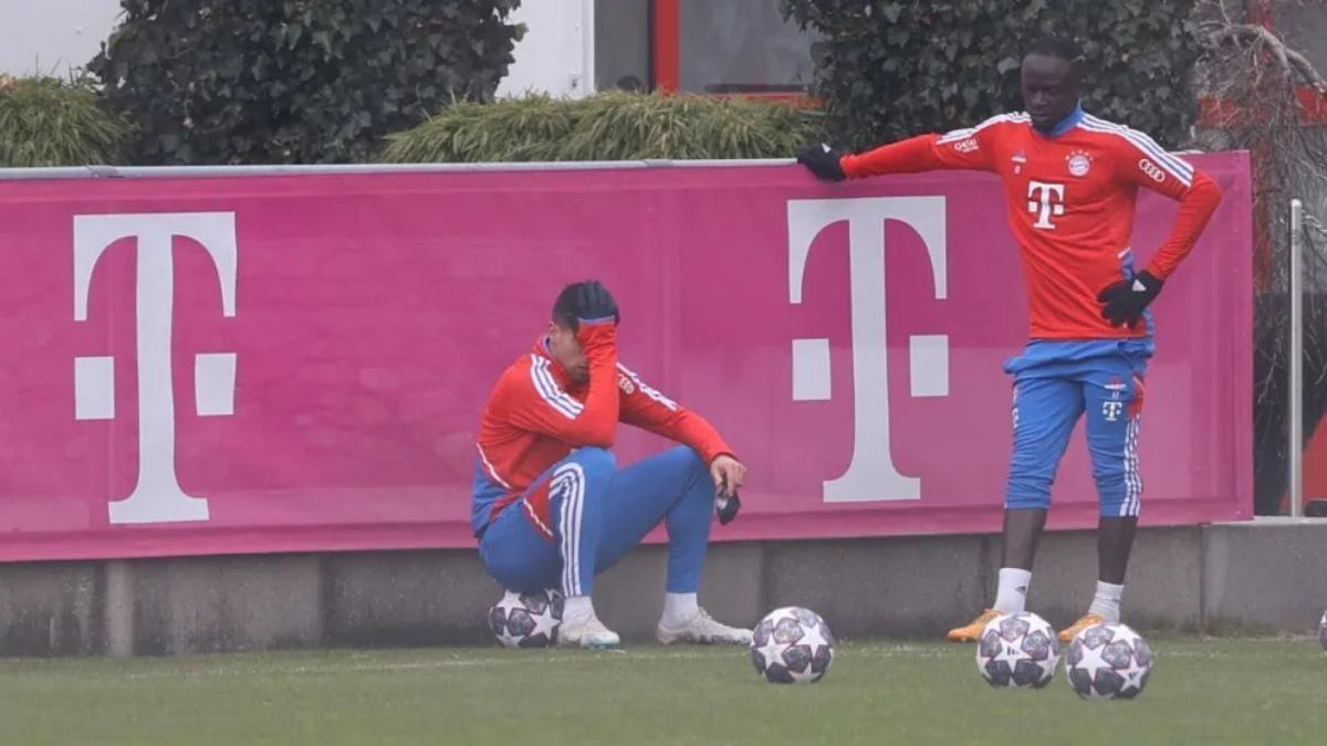 Joao Cancelo, con aparentes gestos de frustración con el Bayern
