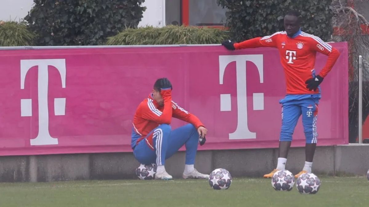 Joao Cancelo, con aparentes gestos de frustración con el Bayern