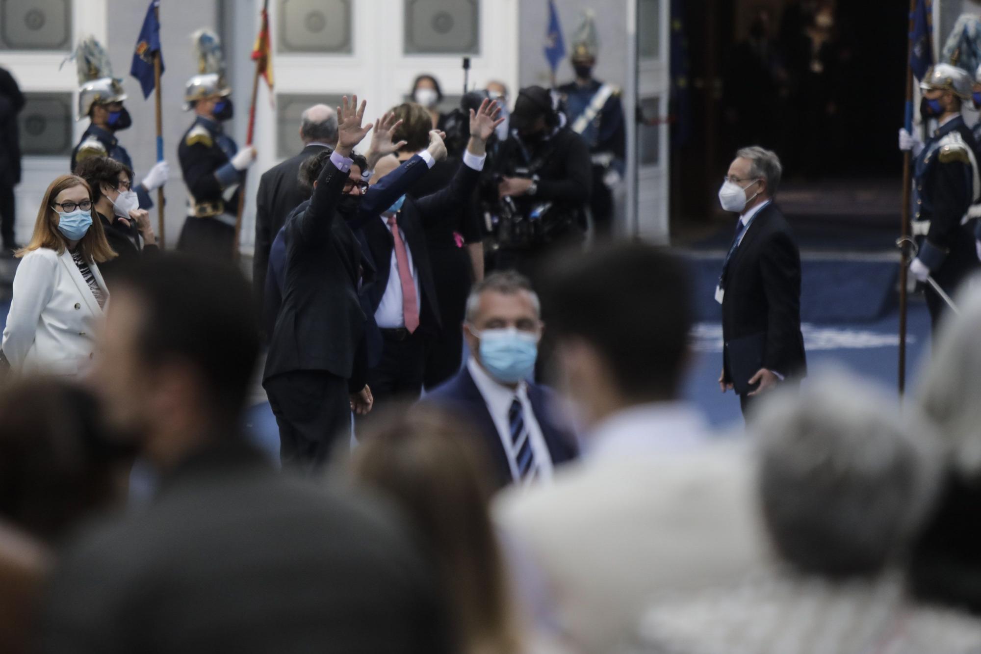 Ambiente en el entorno del Campoamor: republicanos, antisatánicos y muchos aplausos y vítores a Familia Real y premiados