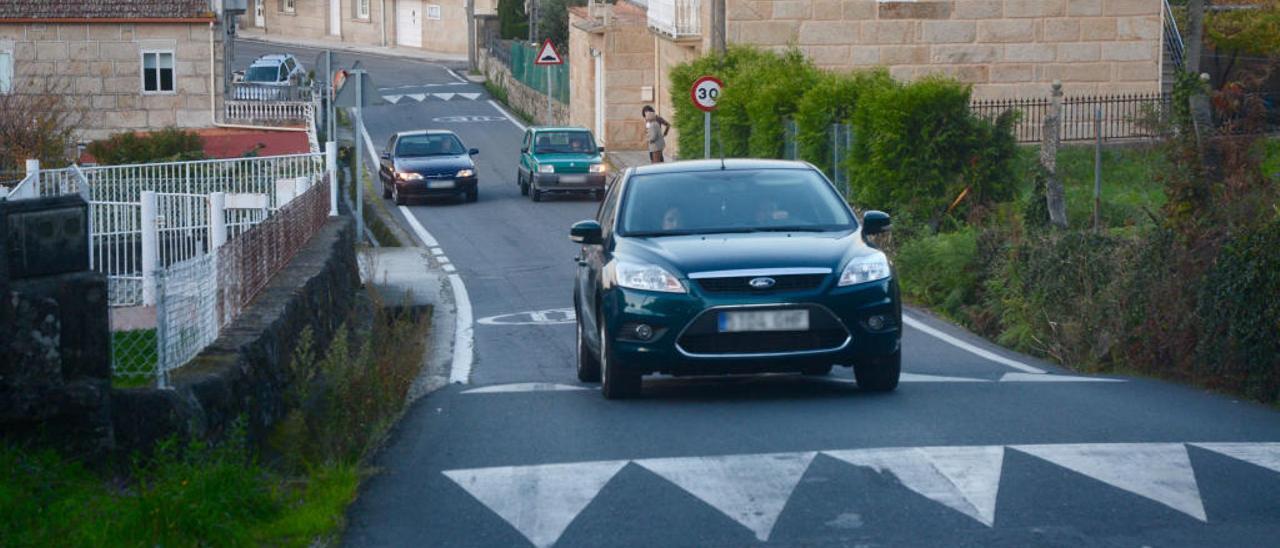 Un tramo del vial entre Pazos y Pintos con varios &quot;lombos&quot;. // R.V.