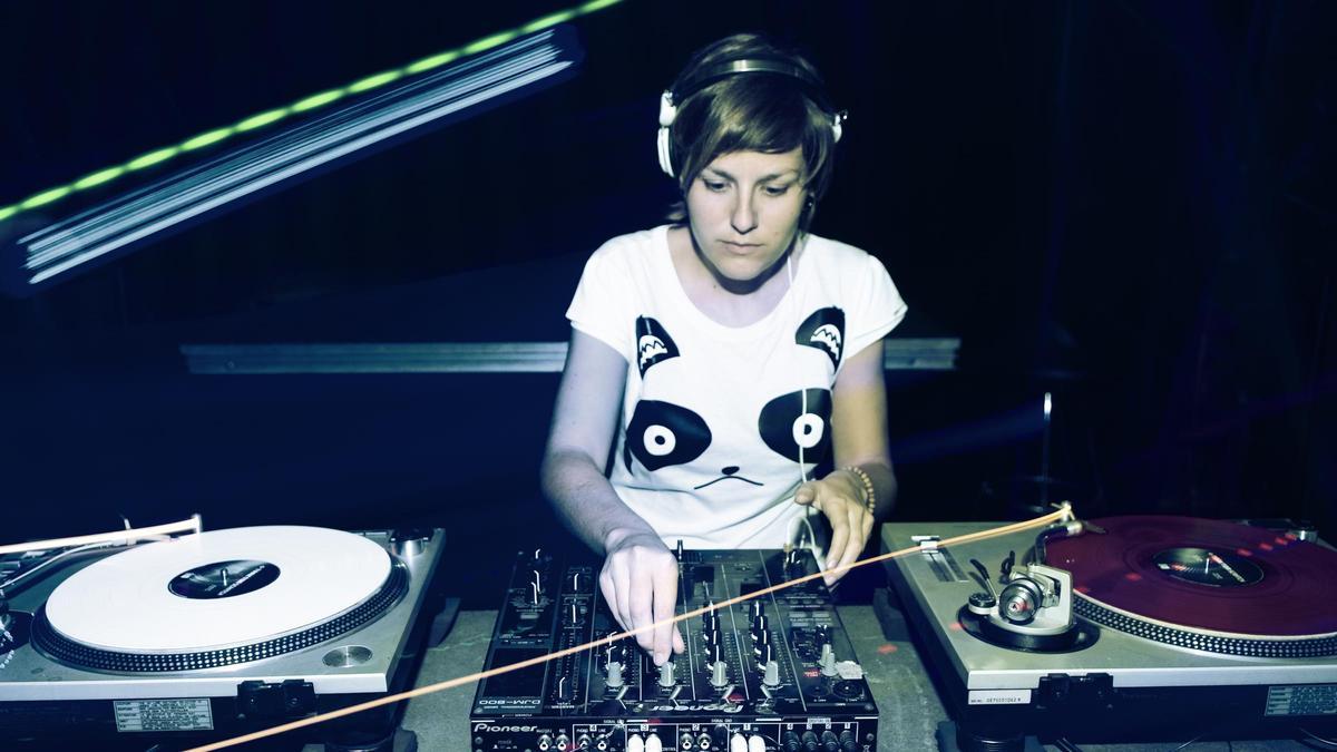 Marta Fierro, conocida artísticamente como Eme DJ, durante una sesión.