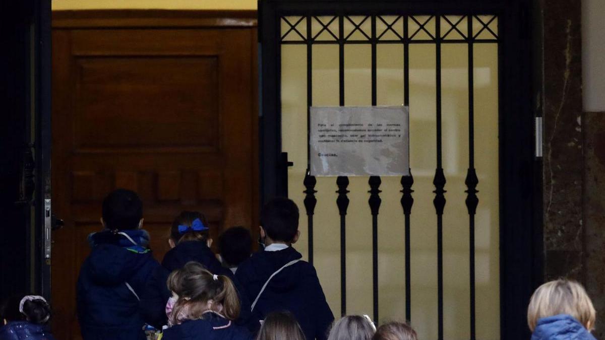 Un grupo de niños entran al colegio Compañía de María, en Zaragoza, el pasado 10 de enero. | JAIME GALINDO