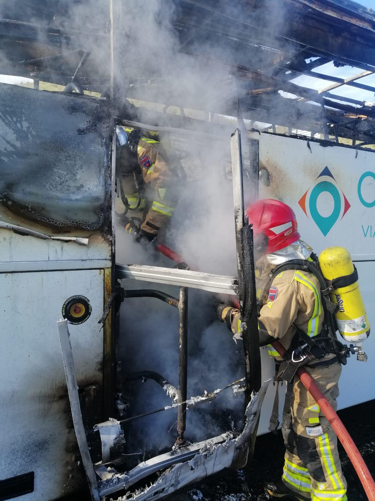 Los Bomberos intervienen en el incendio del autobús en Lorca.