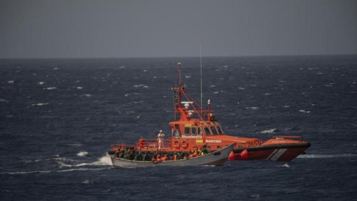 La embarcación Salvamar Adhara de Salvamento Marítimo a su llegada al puerto de La Restinga en un rescate anterior.