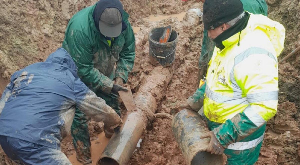 Operarios trabajan en la reparación de la tubería principal que lleva agua a las pedanías de Antequera.