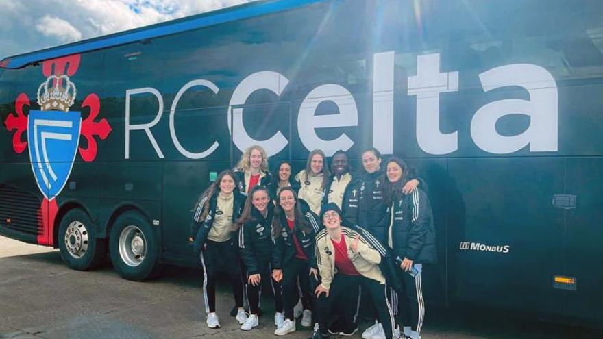 Las célticas, en el autocar que las llevó a Azkoitia. |  // CELTA BALONCESTO