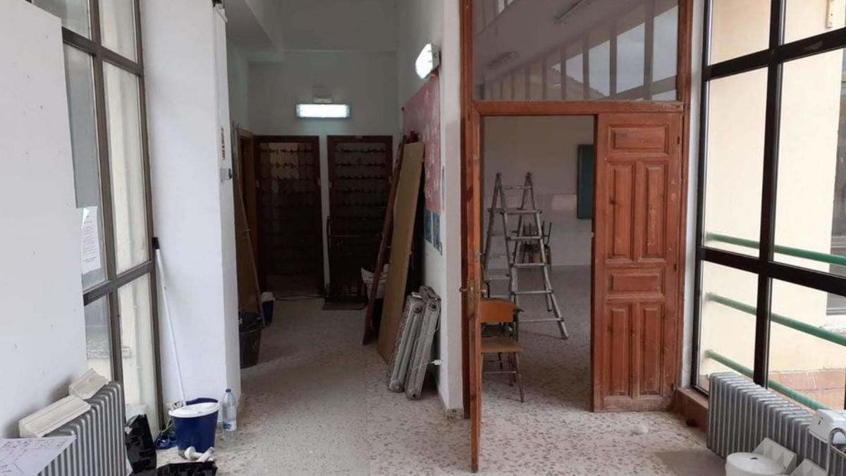 Obras en el interior del antiguo centro educativo de Fermoselle. | A. F.