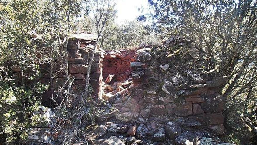 Les restes de l&#039;església dedicada a sant Jaume del roc dels Racons