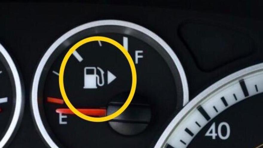 Pocos lo sabían: el significado de este triángulo que hay en el panel de mando de tu coche