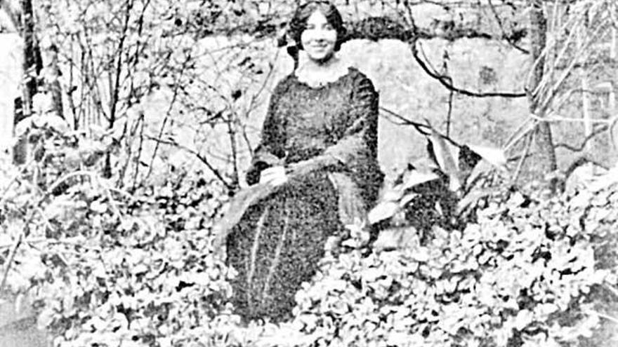 La pianista Wanda Landowska posa en 1911 en la Cartoixa, donde se enamoró del piano en el que Chopin compuso los ´Preludios´.