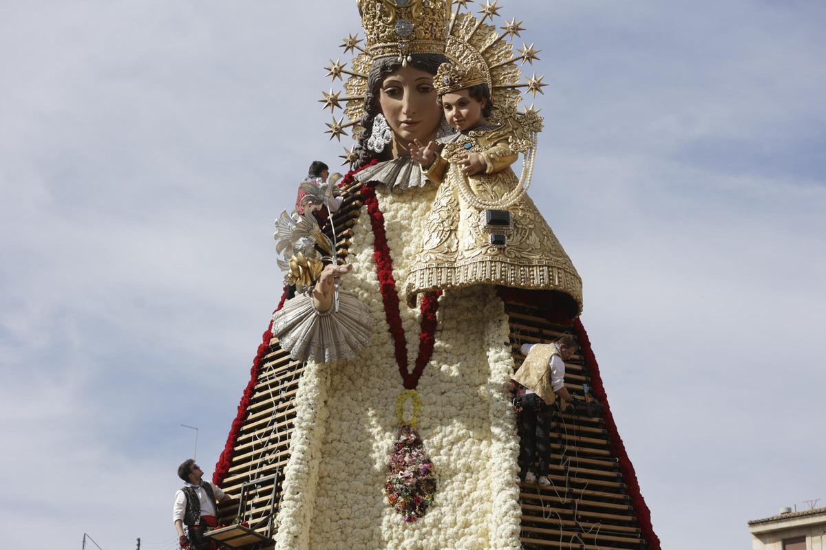 Todas las fotos de la ofrenda del 18 de marzo por la calle San Vicente hasta la 16:30 horas