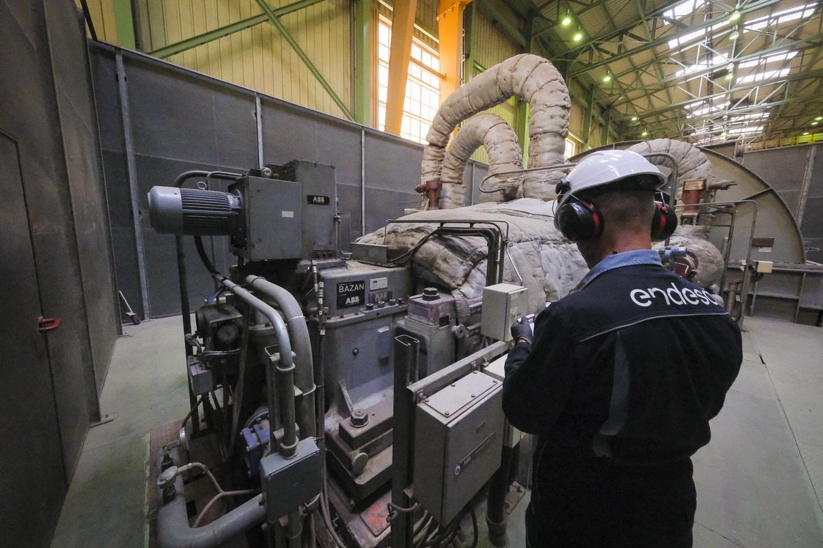 Un operario de Endesa trabaja junto a la turbina de la Unidad de Vapor 2, ahora montada y operativa.