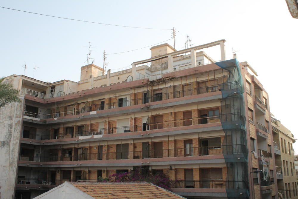 El Ayuntamiento de Torrevieja ha anunciado la adjudicación del derribo del edificio La Ballena más de diez años después de que se ordenara su desalojo por peligro de ruina