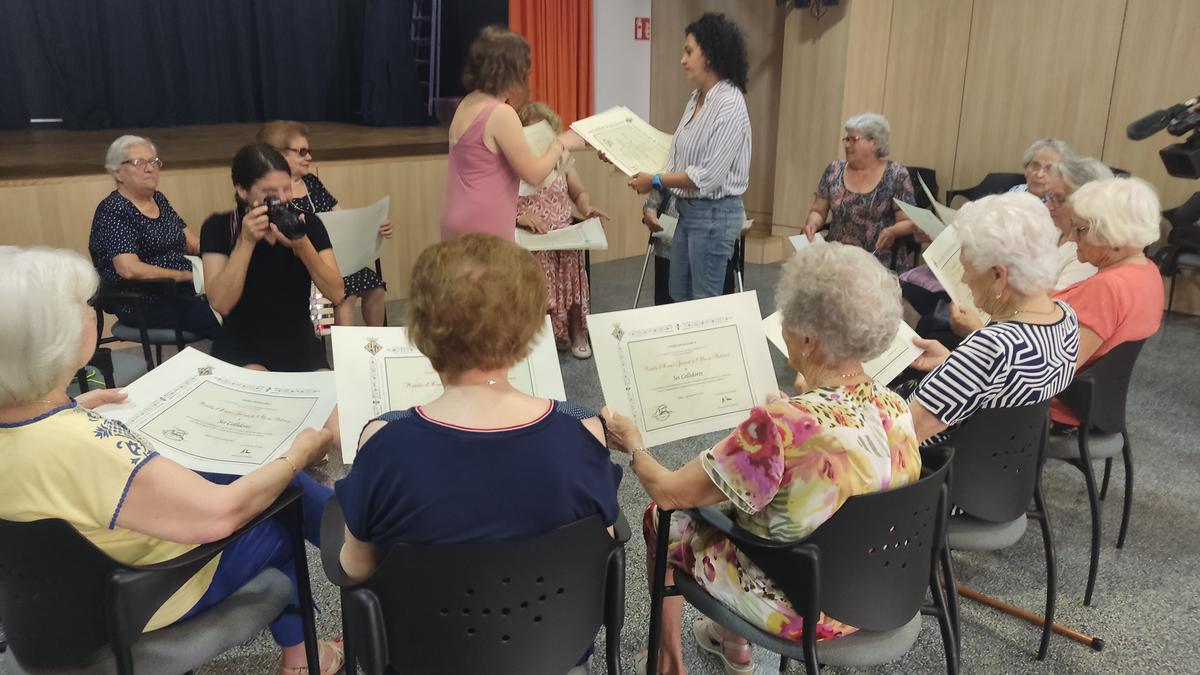 Un grupo de 'collidores' recoge el diploma entregado por el Consell, institución que pretende rendirles un homenaje.