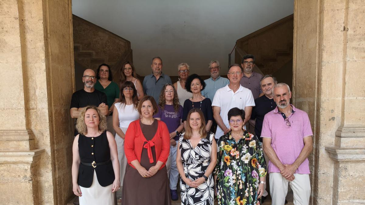 Nueva junta de gobierno de la AVL, en primera fila, con el resto de académicos.
