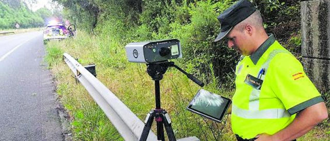 Un agente de Tráfico recibe en la tablet un aviso del lector de matrículas en tiempo real. |   // G. C.