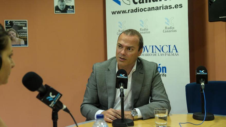 Augusto Hidalgo contestando a las preguntas de Almudena Santana en Radio Canarias.
