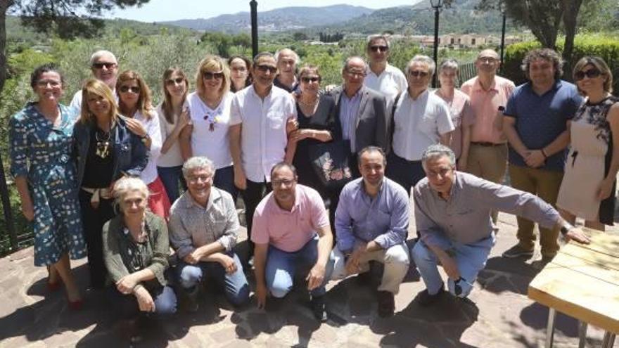 Representantes de firmas y entidades patrocinadoras o colaboradoras, antes de comer con el jurado.