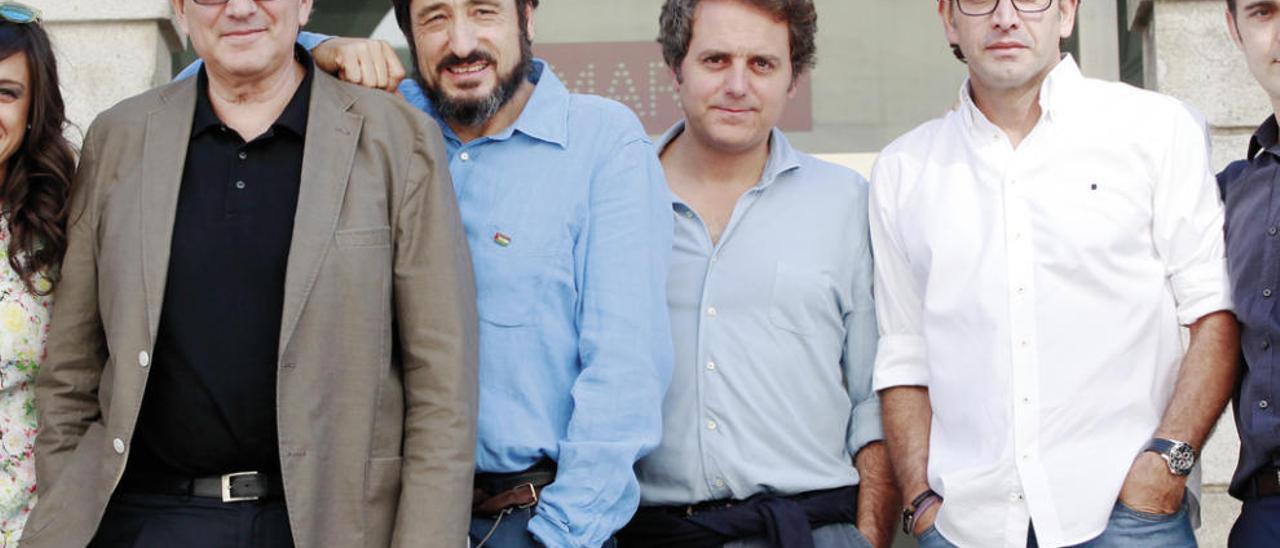 Domingo Villar, segundo por la derecha, flanqueado por los actores Carmelo Gómez y Antonio Garrido, y el director de la película Gerardo Herrero. // Ricardo Grobas