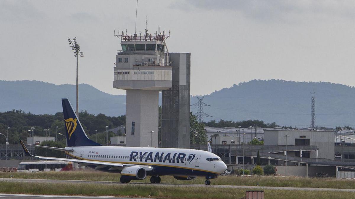 Un avió de Ryanair a l’aeroport de Girona