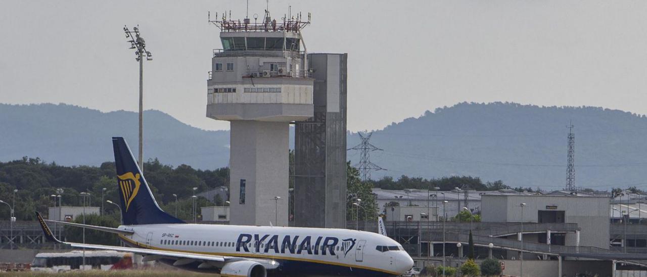 Un avió de Ryanair a l’aeroport de Girona. | DAVID APARICIO