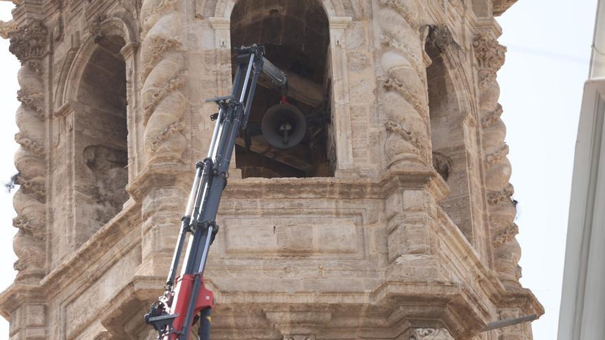 Bajan dos campanas de la iglesia de Santa Catalina para iniciar su restauración