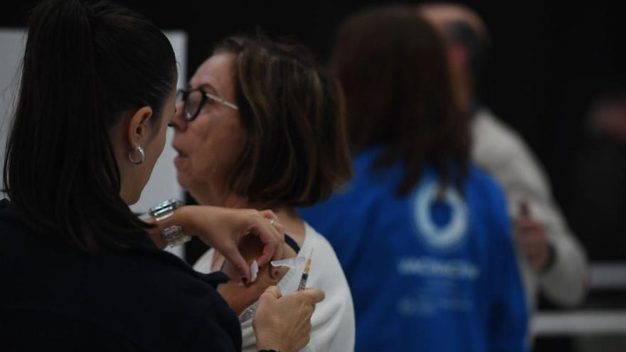 Una mujer recibe una vacuna en Expocoruña, al inicio de la actual campaña de inmunización.  | // C. PARDELLAS