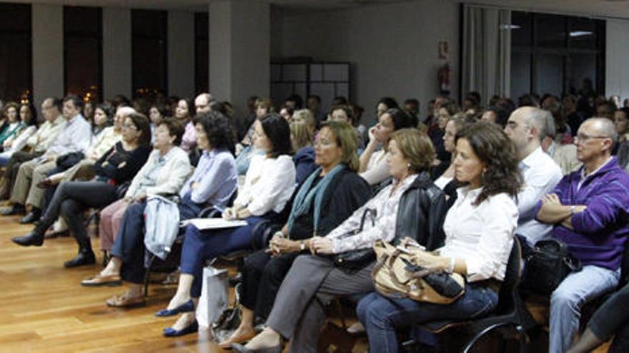 Imagen de la asamblea de farmacéuticos celebrada el pasado lunes en Cofarca. i LUIS DEL ROSARIO