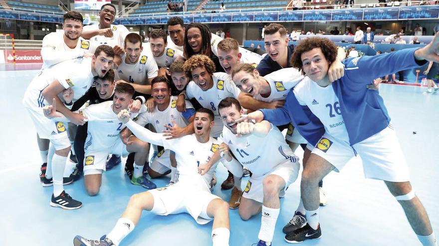 Los jugadores franceses celebran su clasificación para la final de esta tarde. // RFEBM