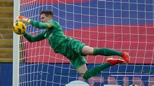 Ter Stegen detiene un balón durante el Barça-Getafe en Montjuïc.