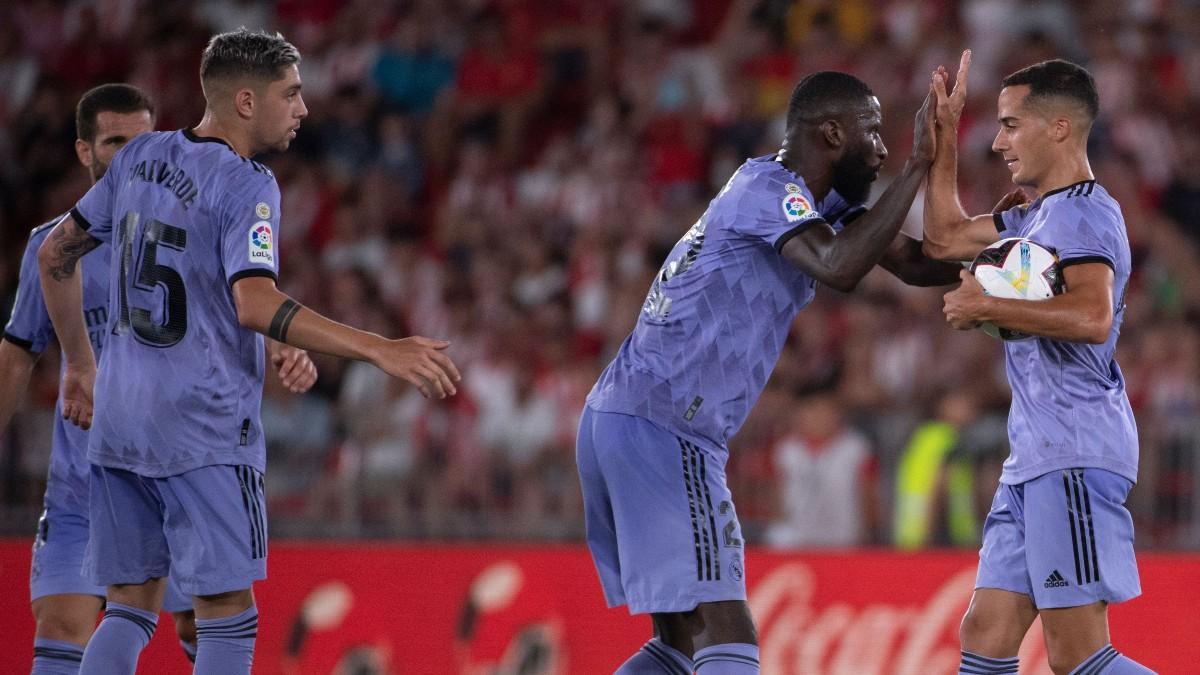 Lucas Vázquez celebra con Rüdiger el tanto del empate