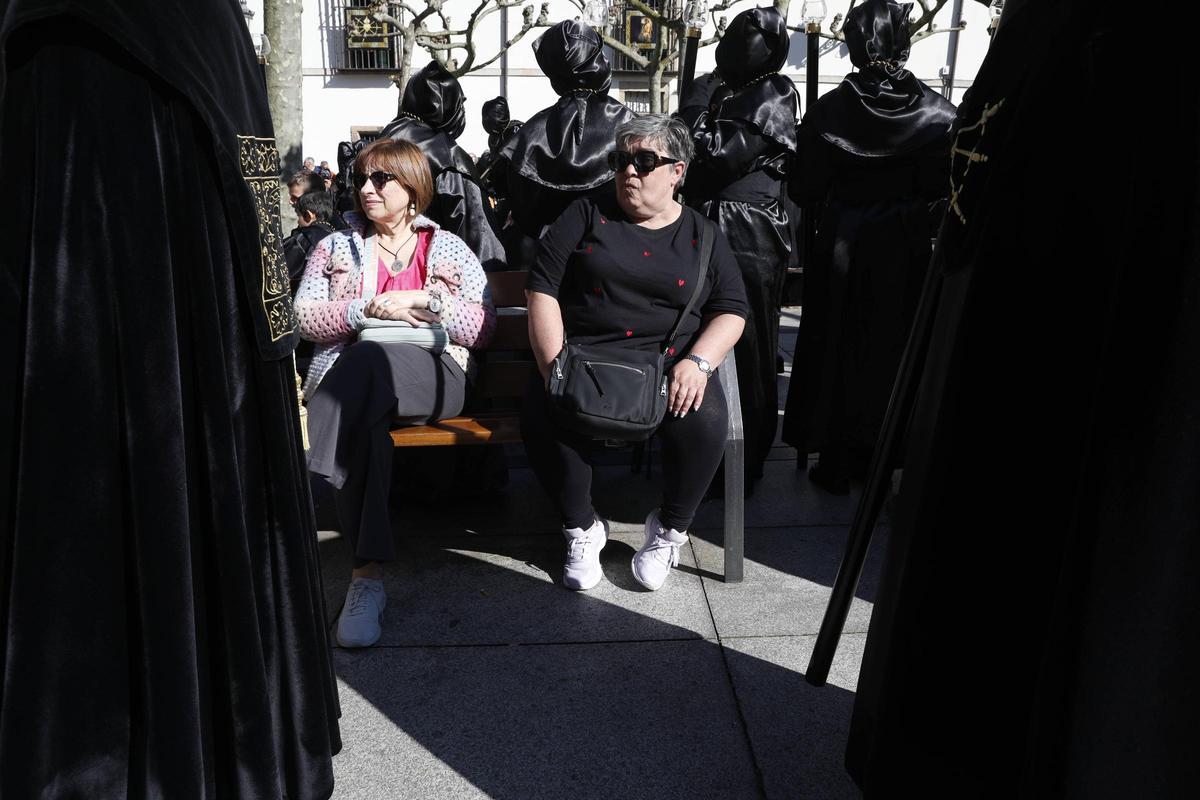 EN IMÁGENES: el desenclavo y la procesión del Santo Entierro en Avilés